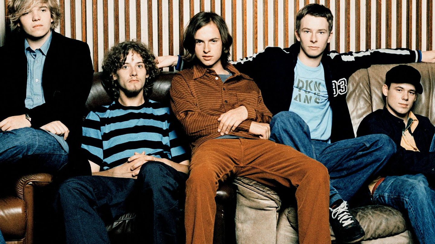 Echt gingen in den 90-ern aus einer Schülerband hervor. Fünf Freunde, die sich seit Kindesbeinen kannten, wurden für wenige Jahre zum Teenie-Popnabel der Nation. Über Höhen und Tiefen jener Jahre berichtet die dreiteilige Doku "Echt – Unsere Jugend", die Sänger und Regisseur Kim Frank (dritter von links) aus Tonnen von eigenem Material erschuf.