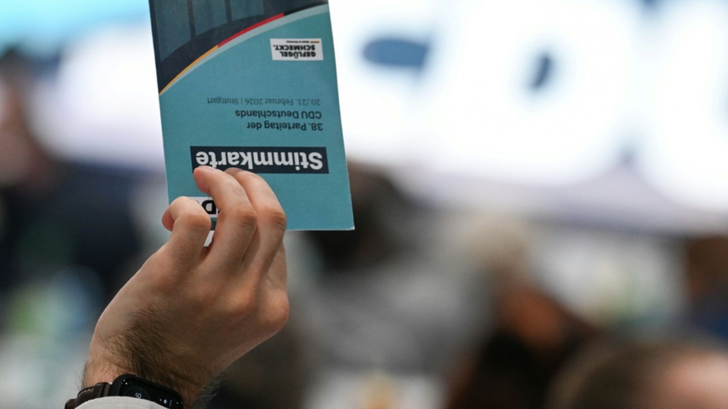 Delegierter hebt Stimmkarte bei CDU-Parteitag