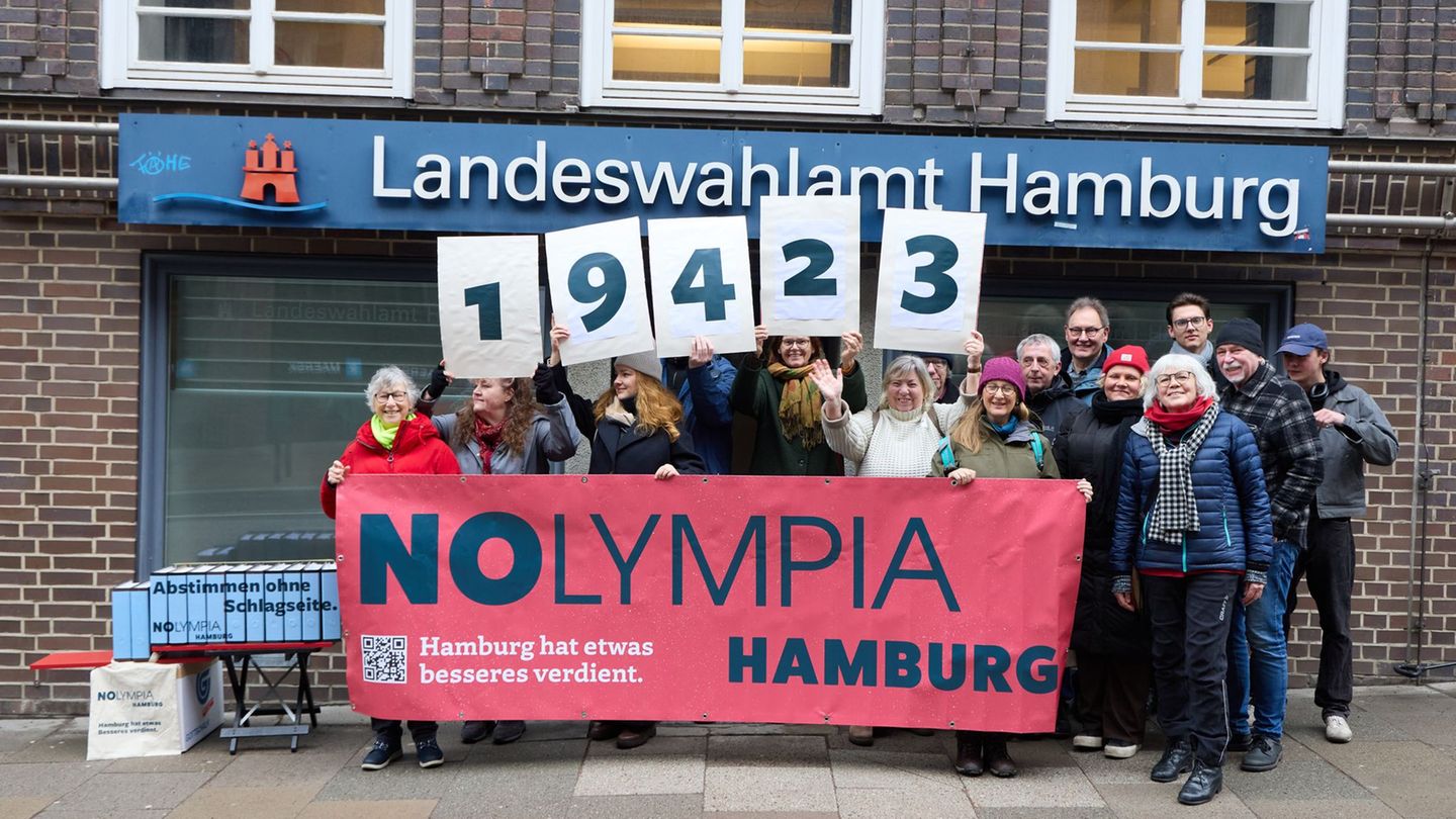 19.423 Unterschriften übergab die Initiative "NOlympia" an den Hamburger Wahlleiter. Foto: Georg Wendt/dpa
