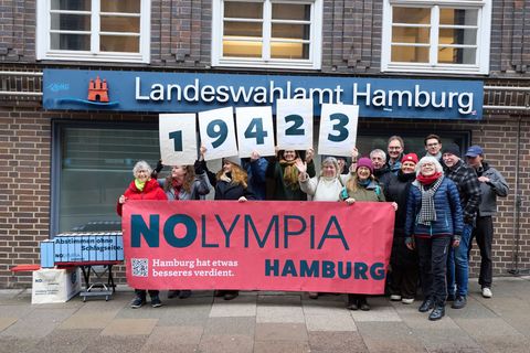 19.423 Unterschriften übergab die Initiative "NOlympia" an den Hamburger Wahlleiter. Foto: Georg Wendt/dpa