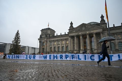Im Dezember protestierten junge Menschen in Berlin und vielen anderen Städten gegen den neuen Wehrdienst. (Archivbild) Foto: Chr