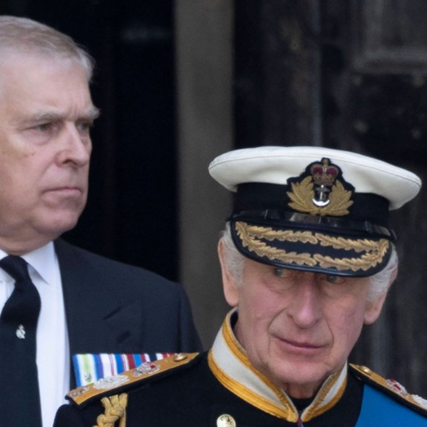 Dass Andrew Mountbatten-Windsor (l.) jemals auf dem Thron von König Charles sitzen wird, ist höchst unwahrscheinlich - aber (n