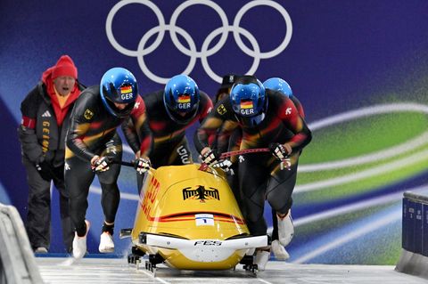 Johannes Lochner (Pilot), Thorsten Margis, Jörn Wenzel und Georg Fleischhauer legten im ersten Lauf Start- und Bahnrekord hin. F