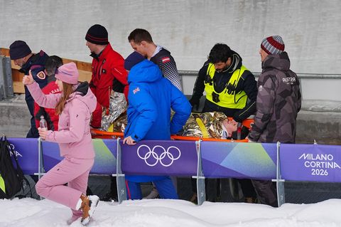 Der verletzte Bob-Pilot Jakob Mandlbauer wurde auf einer Trage abtransportiert