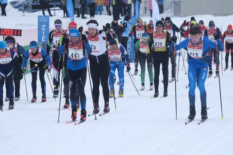 Zahlreiche Skilangläufer gehen auf die Strecke beim Kammlauf Light. Foto: Sebastian Willnow/dpa
