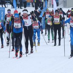 Zahlreiche Skilangläufer gehen auf die Strecke beim Kammlauf Light. Foto: Sebastian Willnow/dpa
