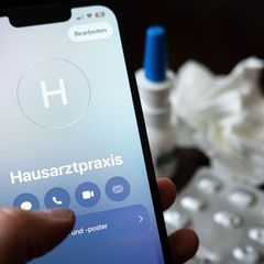 Macht eine telefonische Krankschreibung Fehlzeiten im Job zu leicht? (Symbolbild)