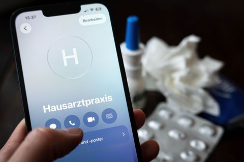 Macht eine telefonische Krankschreibung Fehlzeiten im Job zu leicht? (Symbolbild)