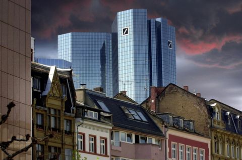 Deutsche Bank Zentrale in Frankfurt, davor Altbauten