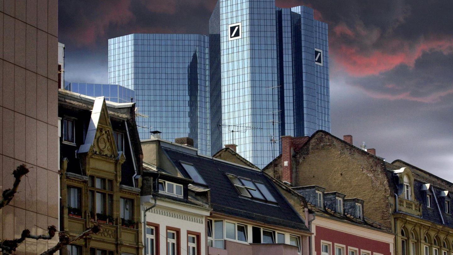 Deutsche Bank Zentrale in Frankfurt, davor Altbauten