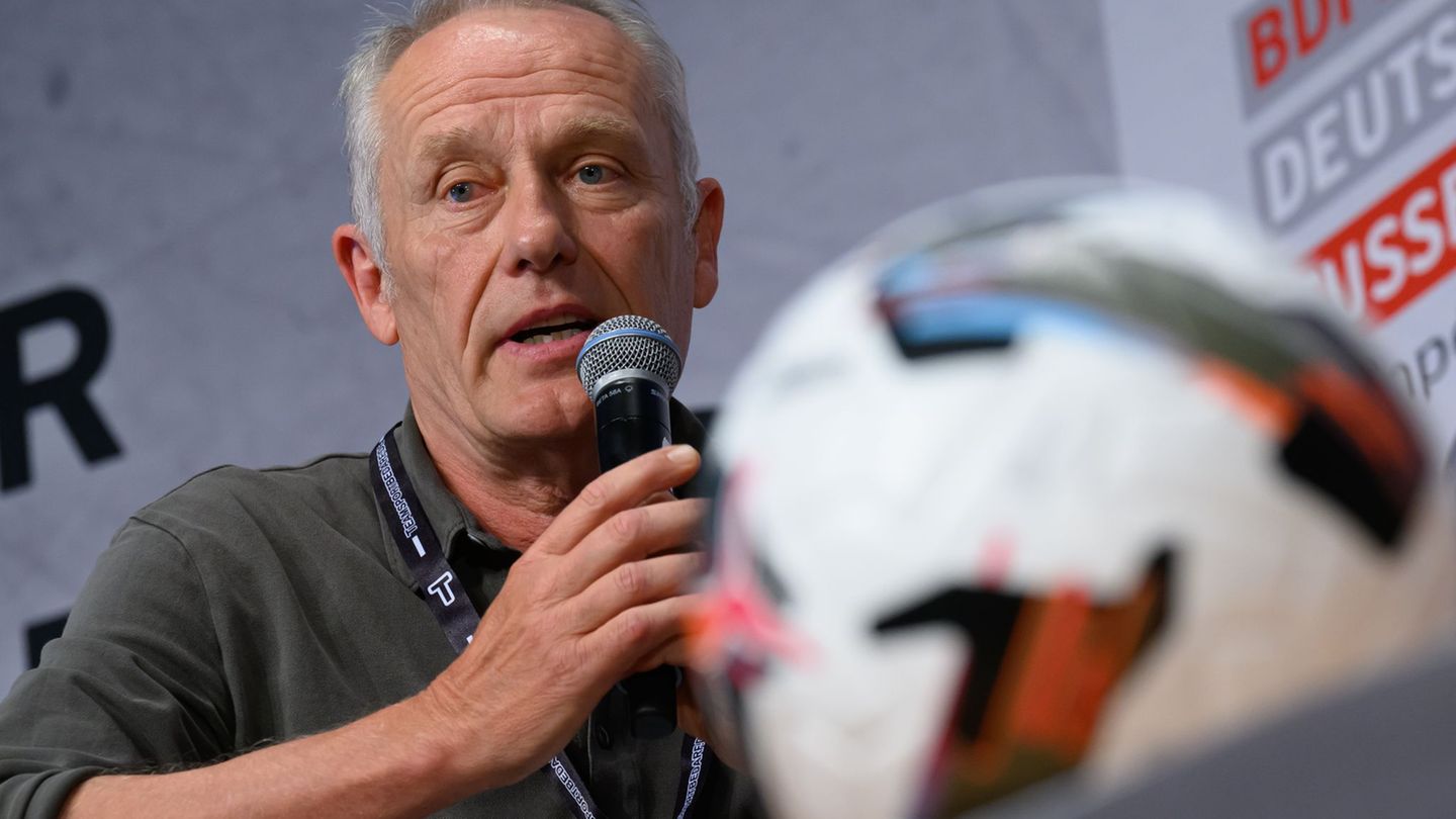 Der frühere Freiburg-Trainer Christian Streich ist am Samstag als TV-Experte im Einsatz. (Archivbild) Foto: Hendrik Schmidt/dpa