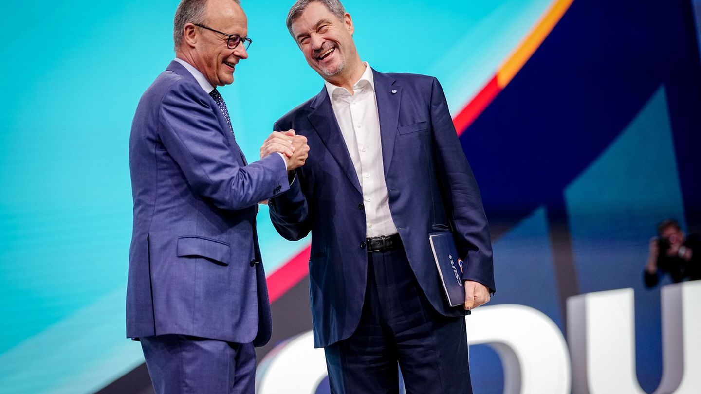 Kanzler und CDU-Chef Friedrich Merz und der bayerische Ministerpräsident und CSU-Vorsitzende Markus Söder demonstrieren auf dem