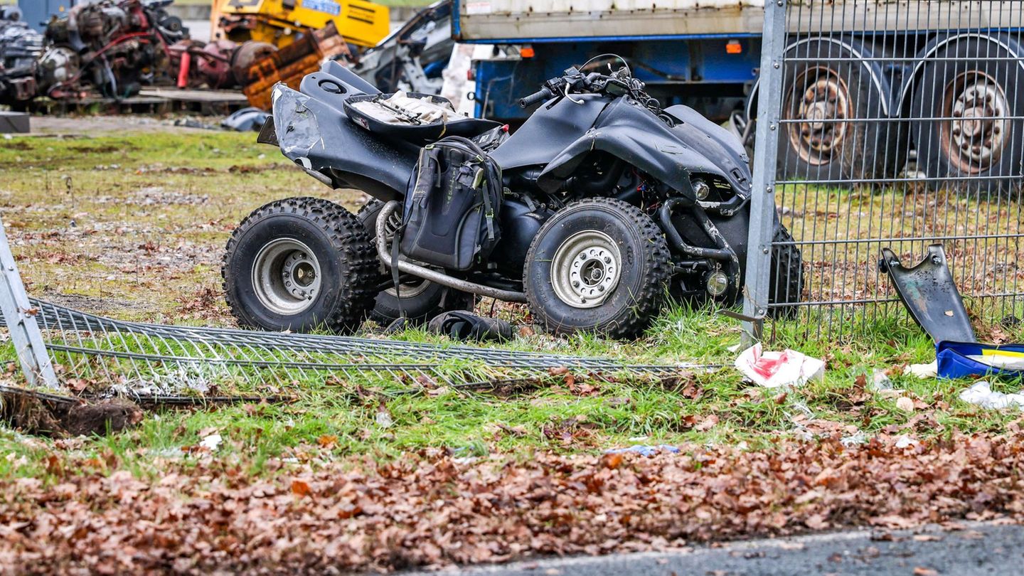 Ein Quadfahrer ist mit seinem Fahrzeug gegen einen Metallzaun geprallt und gestorben. Foto: Romanoneef/Ronefmedia/-/dpa