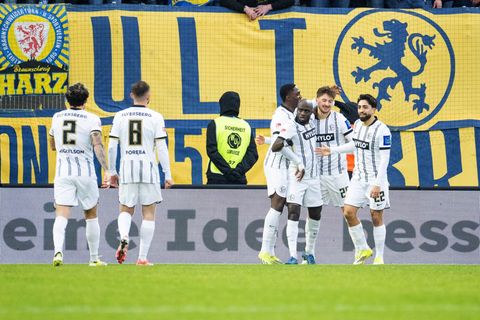 Die SV Elversberg jubelt über ein Tor gegen Braunschweig. Foto: Harald Tittel/dpa