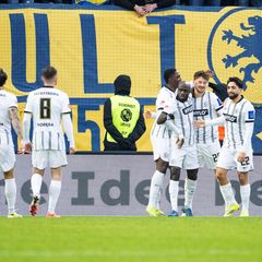 Die SV Elversberg jubelt über ein Tor gegen Braunschweig. Foto: Harald Tittel/dpa