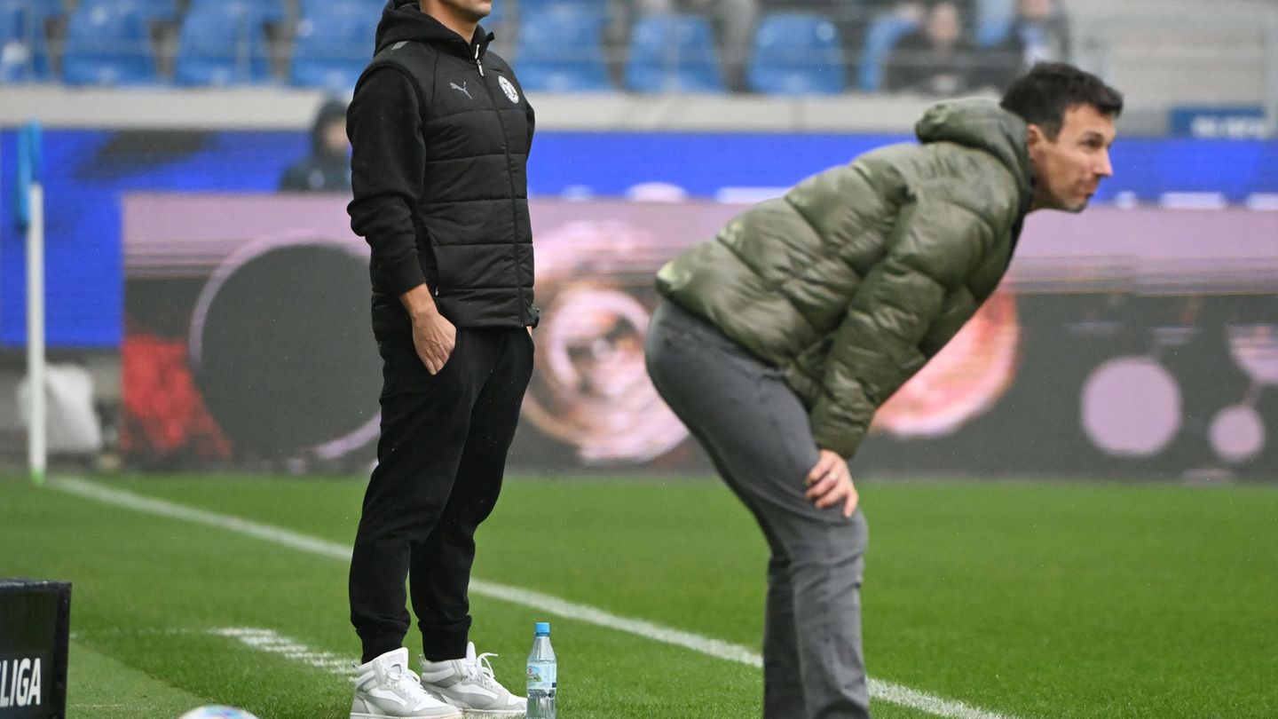 Marcel Rapp (l) muss mit Kiel die nächste Niederlage hinnehmen, Christian Eichner (r) darf aufatmen. Foto: Uli Deck/dpa