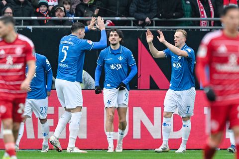 Darmstadt jubelt über das 1:0. Foto: Uwe Anspach/dpa