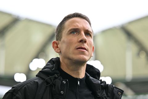 Wolfsburgs Trainer Daniel Bauer vor dem Spiel gegen Augsburg. Foto: Swen Pförtner/dpa