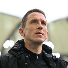 Wolfsburgs Trainer Daniel Bauer vor dem Spiel gegen Augsburg. Foto: Swen Pförtner/dpa