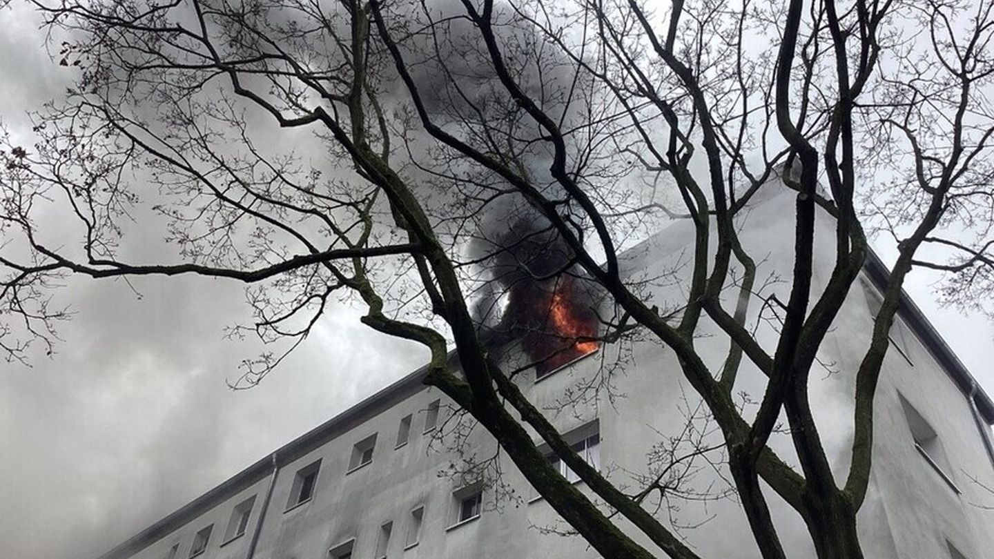 Flammen und dichter Rauch sind bei einem Wohnungsbrand in einem Mehrfamilienhaus in Berlin-Tempelhof zu sehen. (Handout) Foto: -
