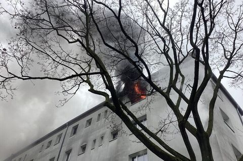 Flammen und dichter Rauch sind bei einem Wohnungsbrand in einem Mehrfamilienhaus in Berlin-Tempelhof zu sehen. (Handout) Foto: -