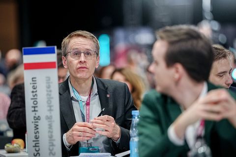 Daniel Günther ist froh über den CDU-Beschluss zu Social Media. Foto: Kay Nietfeld/dpa