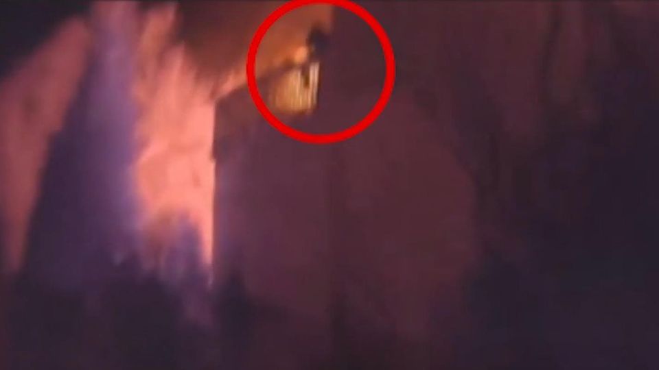 New Jersey: Bodycam-Aufnahmen: Polizisten fangen Mann aus brennendem Haus auf