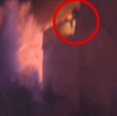 New Jersey: Bodycam-Aufnahmen: Polizisten fangen Mann aus brennendem Haus auf