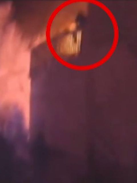 New Jersey: Bodycam-Aufnahmen: Polizisten fangen Mann aus brennendem Haus auf