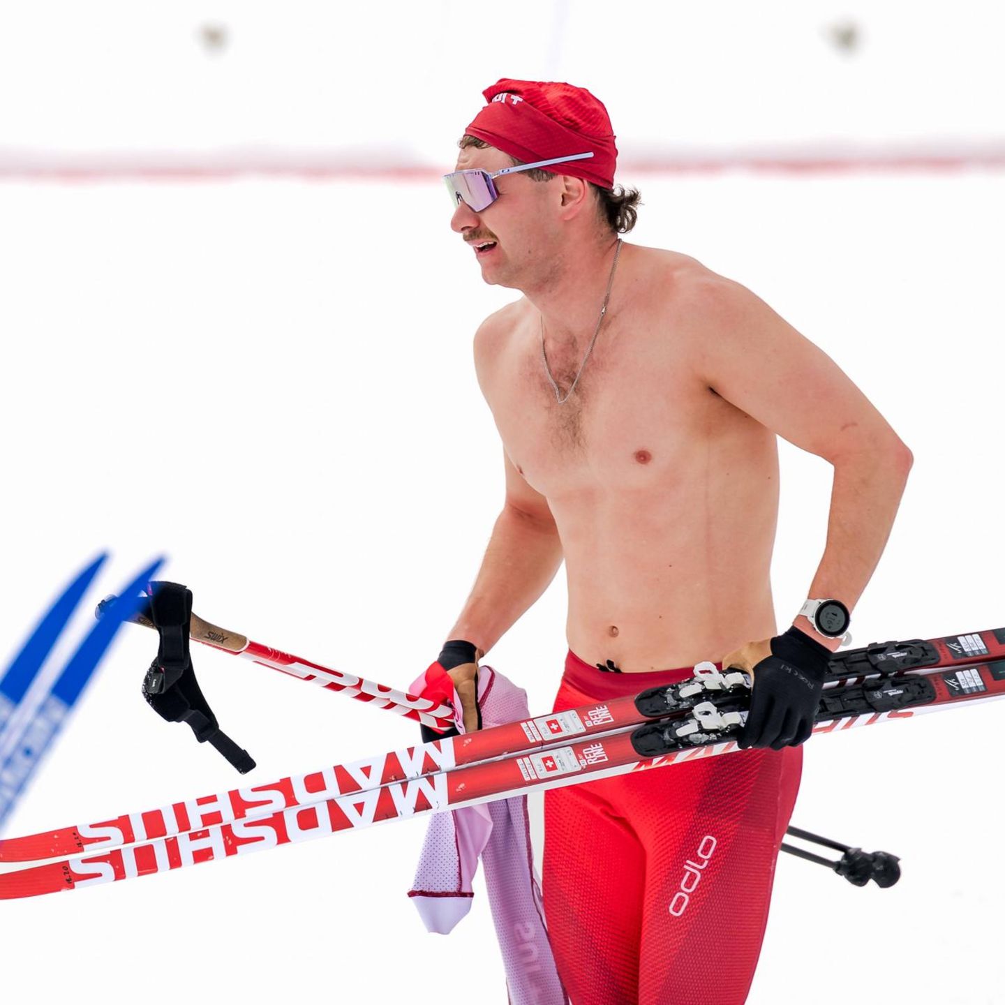 Mailand/Cortina, Italien. Ja, es sind die Winterspiele, die gerade in Mailand und Cortina stattfinden. Und ja, die Temperaturen sind entsprechend kühl. Den Schweizer Skilangläufer Nicola Wigger störte das offensichtlich nicht: Nach den 50 Kilometern Cross Country musste das Trikot weg. Er war im Rennen 19. geworden.