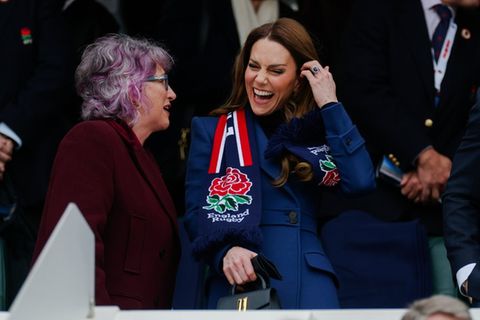 Prinzessin Kate im Gespräch mit Deborah Griffin, Präsidentin der Rugby Football Union.