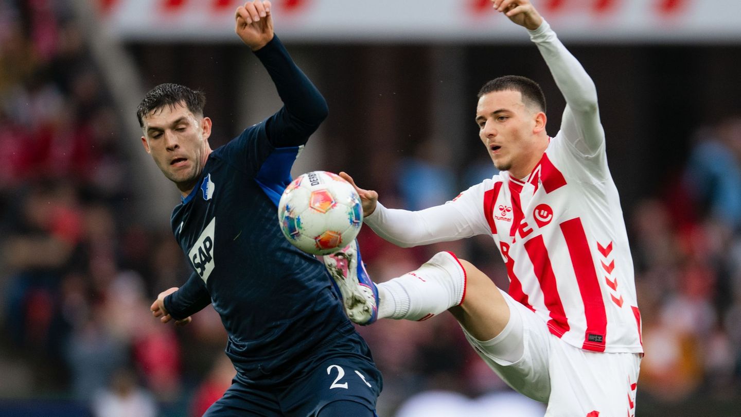 Kölns Said El Mala (r) und Hoffenheims Robin Hranac kämpfen um den Ball. Foto: Marius Becker/dpa
