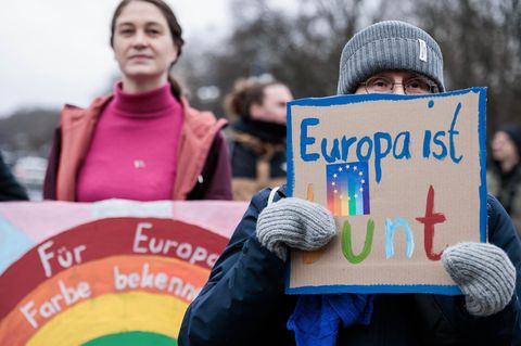 Eine Teilnehmerin hält ein Schild mit der Aufschrift "Europa ist bunt" bei der Kundgebung der proeuropäischen Initiative "We are