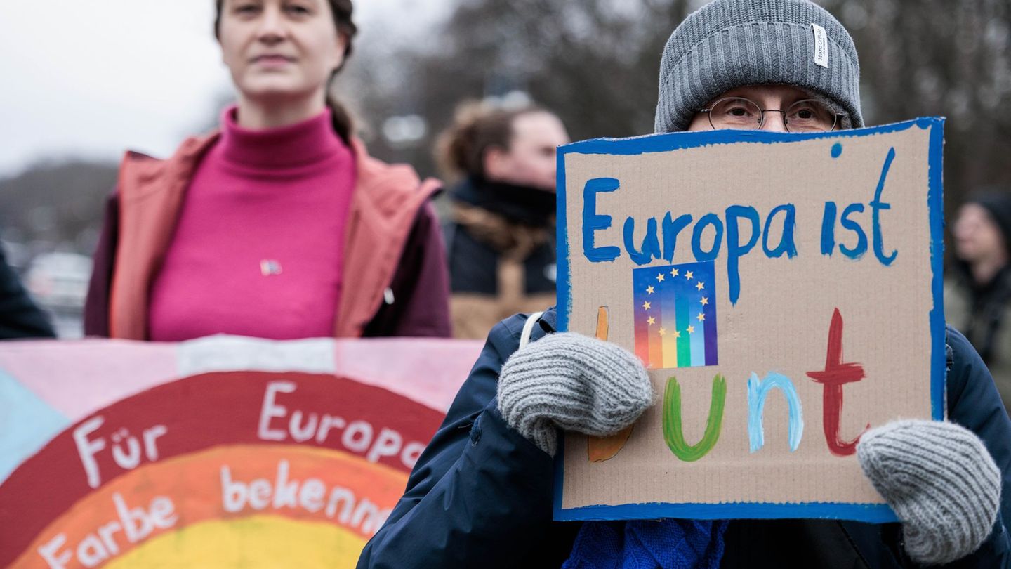 Eine Teilnehmerin hält ein Schild mit der Aufschrift "Europa ist bunt" bei der Kundgebung der proeuropäischen Initiative "We are