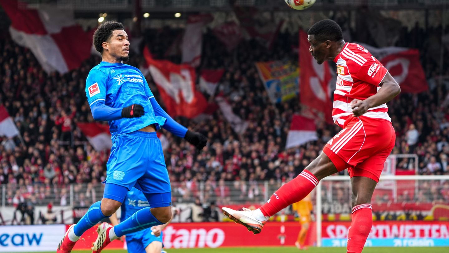 Union Berlins Nsoki (r.) setzt sich im Kopfballduell mit Leverkusens Tillmann (l.) durch. Foto: Soeren Stache/dpa