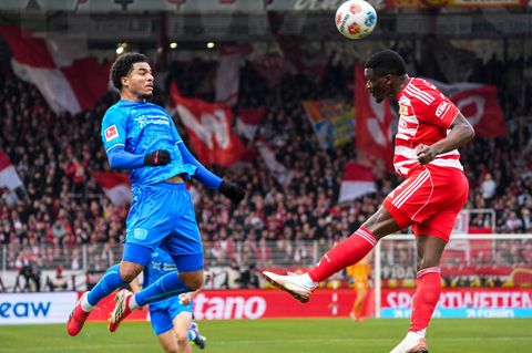Union Berlins Nsoki (r.) setzt sich im Kopfballduell mit Leverkusens Tillmann (l.) durch. Foto: Soeren Stache/dpa