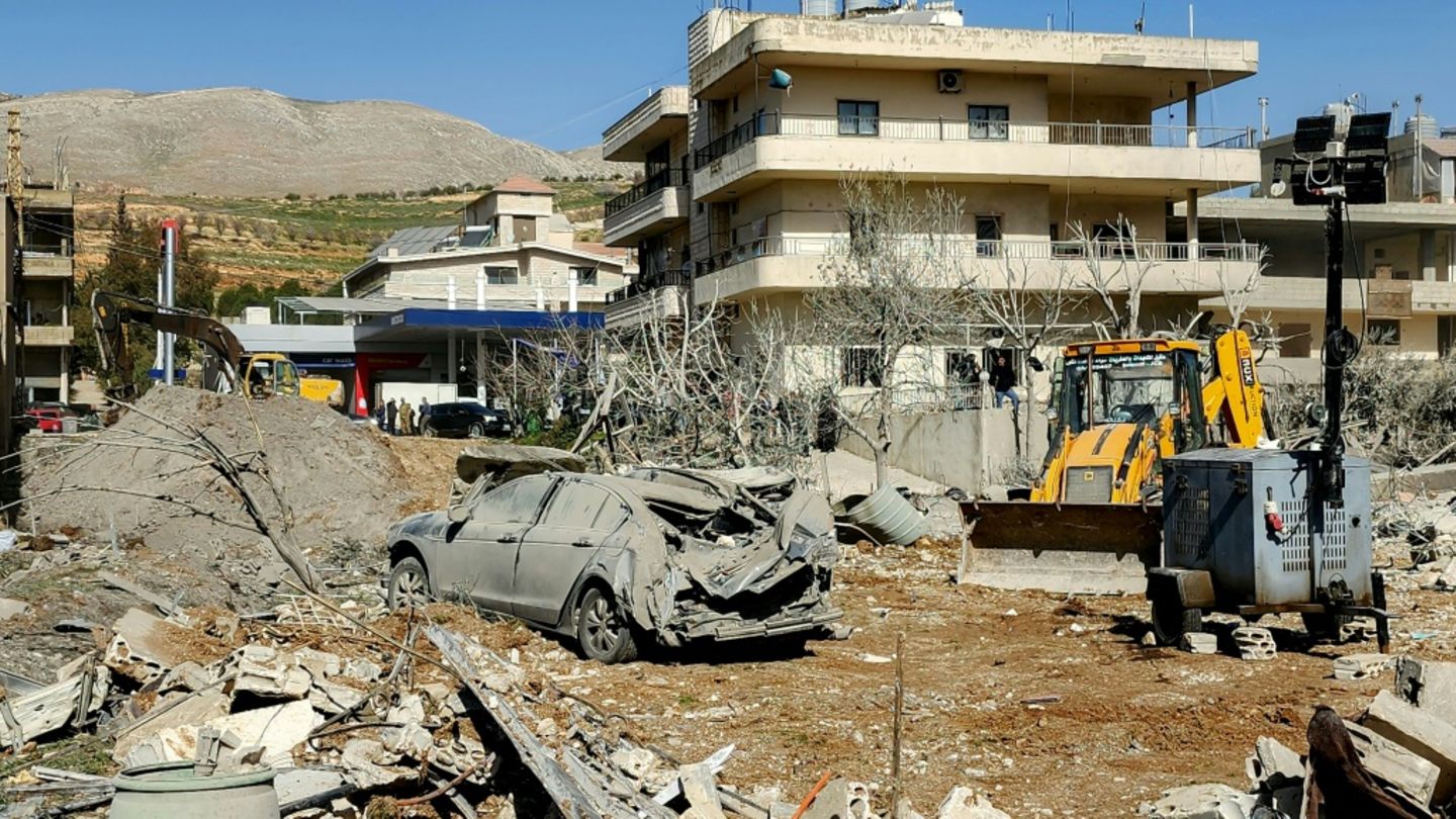 Schwer beschädigte Gebäude im Dorf Benajel