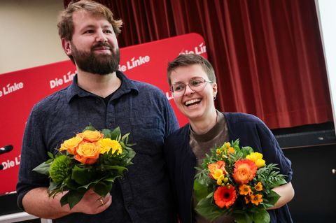 Max Petermann und Anna Fischer wurden als Landesvorstandssprecher der Bremer Linken gewählt. Foto: Focke Strangmann/dpa