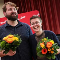 Max Petermann und Anna Fischer wurden als Landesvorstandssprecher der Bremer Linken gewählt. Foto: Focke Strangmann/dpa