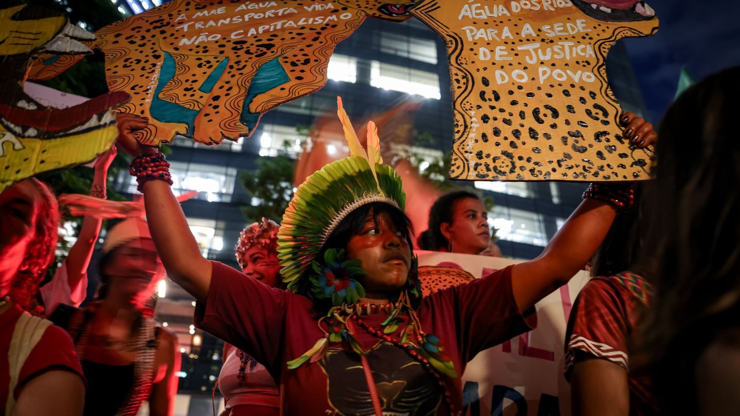 Seit einem Monat protestieren Ureinwohner gegen die Ausbaggerung der Amazonas-Flüsse. Foto: Allison Sales/dpa