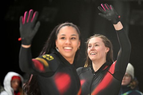 Laura Nolte (Pilotin, r) und Anschieberin Deborah Levi stehen vor ihrem zweiten Olympiasieg im Zweierbob. Foto: Robert Michael/d