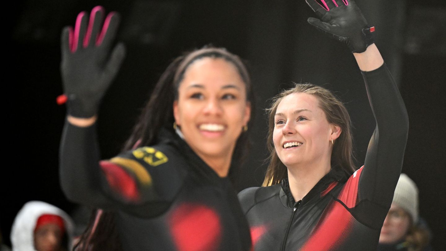 Laura Nolte (Pilotin, r) und Anschieberin Deborah Levi stehen vor ihrem zweiten Olympiasieg im Zweierbob. Foto: Robert Michael/d