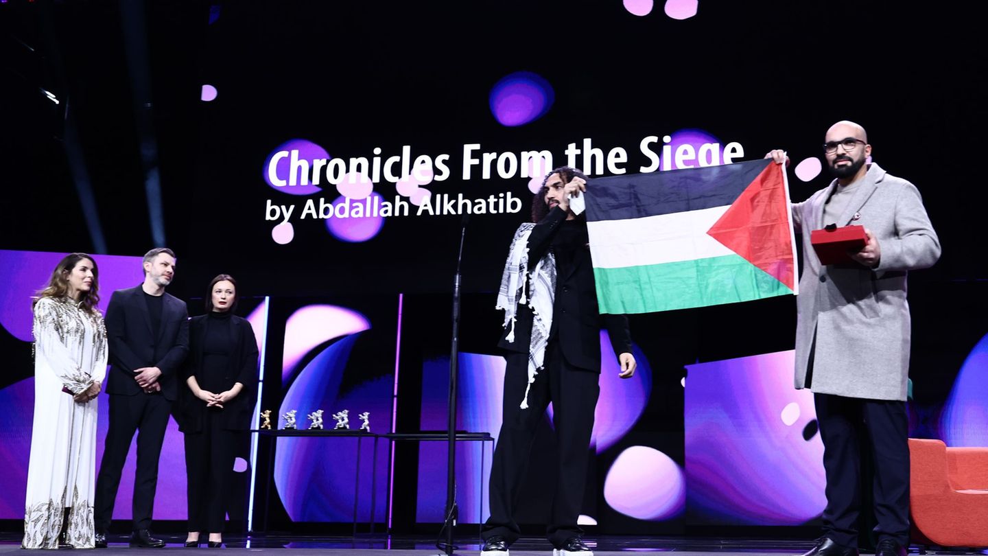 Das Team des Films "Chronicles From the Siege". Foto: Christoph Soeder/dpa