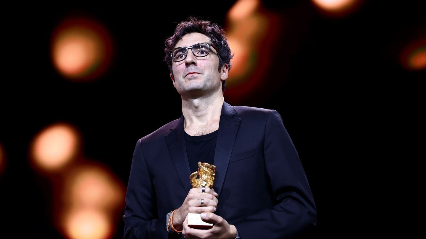 İlker Çatak mit seinem Goldenen Bären. Foto: Christoph Soeder/dpa