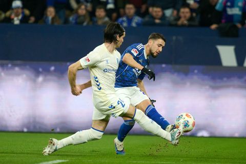 Das 1:0 für Schalke: Adil Aouchiche schießt, Magdeburgs Jean Hugonet fälscht mit der Fußspitze ab - und der Ball fliegt im hohen