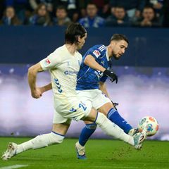 Das 1:0 für Schalke: Adil Aouchiche schießt, Magdeburgs Jean Hugonet fälscht mit der Fußspitze ab - und der Ball fliegt im hohen