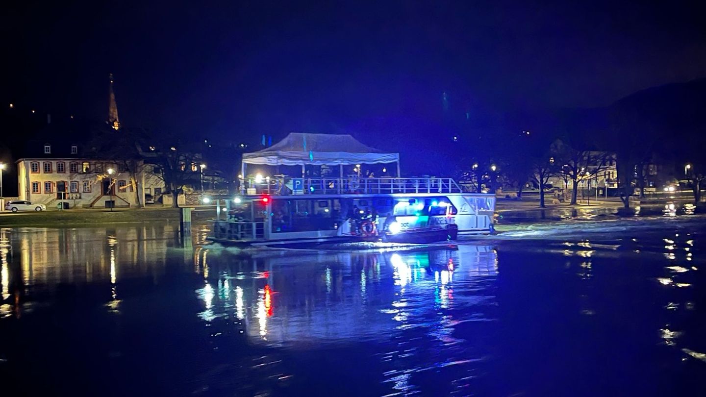 Schifffahrt: Hausboot treibt herrenlos auf der Mosel