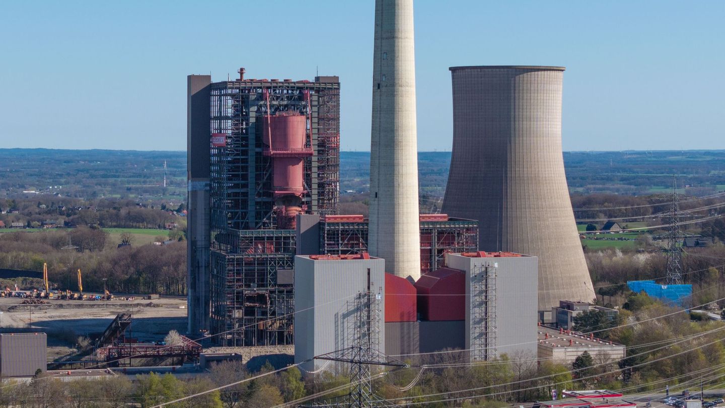 Kühlturm rechts und Kesselhaus links wurden im April 2025 gesprengt. Jetzt ist der Schornstein in der Mitte an der Reihe. (Archi