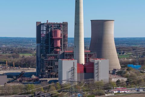 Kühlturm rechts und Kesselhaus links wurden im April 2025 gesprengt. Jetzt ist der Schornstein in der Mitte an der Reihe. (Archi