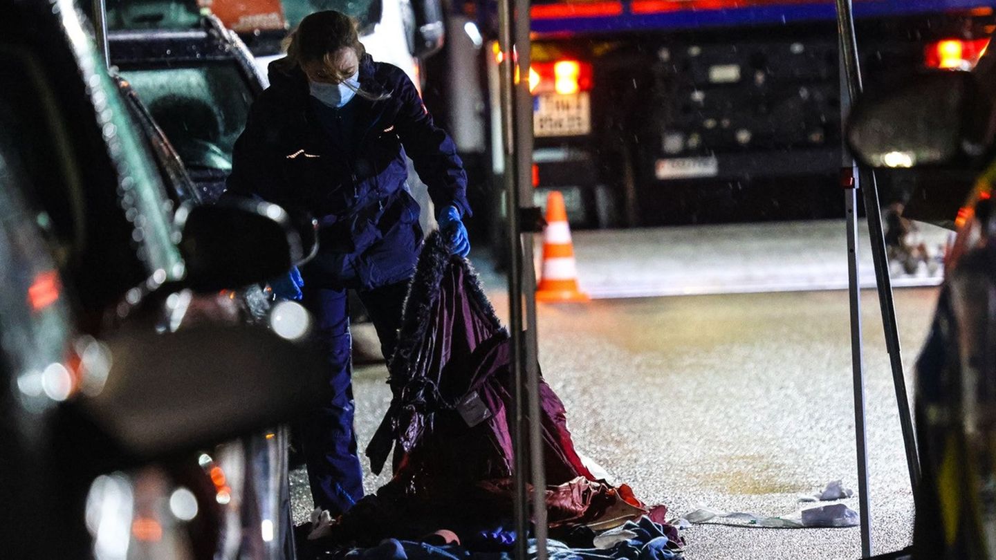 Die Polizei sichert Spuren am Tatort. Foto: Alex Talash/dpa